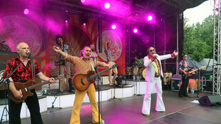 „Papi’s Pumpels“ um Rainer Vollmer alias „Papi“ (2. v. r.) lieben 70er-Jahre-Outfits und Schlager – ein Konzept, das am Samstagabend in Oftersheim sichtlich aufgeht.