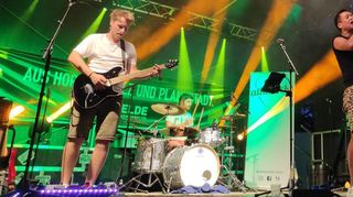 „Athi Rocks“ – da ist Power drin: Athi Sananikone (am Mikro) rockt den schönen Biergarten an der Welde-Braumanufaktur.
