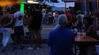 Das Publikum genießt einen lauschigen Abend beim „Summer Jam“ im Weldegarten.