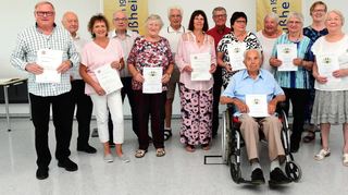 Vorsitzender Manfred Henkel (v. l.) zusammen mit Rolf Pilopp, Christiane Balduf, Franz Drees, Liesel Kühnle, Bruno Walter, Sabine Voye-Beil, Harry Holzinger, Karin Konrad, Fritz Thorn, Monika Henkel, Traudel Nosutta, Daniela Hertenstein (Chorverband Kurpfalz Schwetzingen) und Elli Walter.