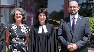Ursula Igel (2. v. l.) wird unter anderem von Diakoniepfarrerin Henriette Freidhof (v. l.), Dekanin Annemarie Steinebrunner und Verbandsgeschäftsführer Karl-Heinz Konnerth würdig verabschiedet.
