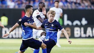 Darmstadts Klaus Gjasula (v. l.), Sandhausens David Kinsombi und Darmstadts Clemens Riedel kämpfen um den Ball.