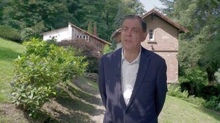 Romani Rose, vor dem einstigen Fluchthaus in Heidelberg, wo sich sein Vater und sein Onkel nach der Flucht aus dem KZ Neckarelz versteckt hielten.