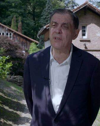 Romani Rose vor dem einstigen Flucht-haus in Heidelberg, in dem sich Vater und Onkel nach der Flucht aus dem KZ Neckar- elz versteckt hielten.