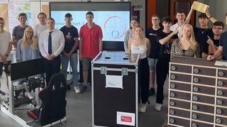 Die Schülerinnen und Schüler der Klasse TGTM12 zeigen ihre Entwicklungsergebnisse mit Fachlehrer Benedict Schulz-Linkholt (l.).