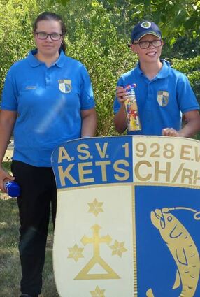 Die 1. Jugendprinzessin Ann-Kathrin Kaufmann (l.) und der 2. Jugendprinz Silas Strube freuen sich.