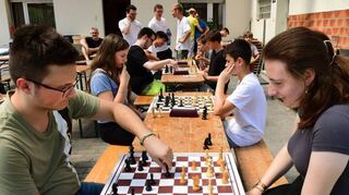 Beim „Räuberschach“ gewinnt derjenige, der alle Figuren verloren hat – den jüngeren Mitgliedern des Ketscher Schachclubs macht die Variante Spaß.