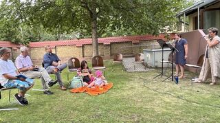 Im Pfarrgarten kommen Gläubige der evangelischen Kirchengemeinde zusammen, um in gemütlicher Atmosphäre gemeinsam Momente der Still zu erleben.