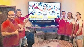 Ein Teil der Fangemeinde von Malaika Mihambo in Rot: Bürgermeister Jens Geiß (v. l.), TSV-Vorsitzender Stefan Lauff, TSV-Vorsitzender Dr. Markus Lauff, dessen Frau Ines und Tochter Celine beim nächtlichen Fernsehgucken im „Metropol“.