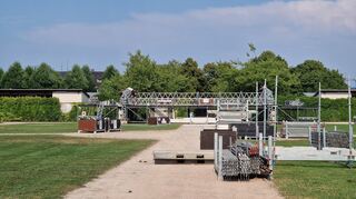 Auf dem Festivalgelände im Schlossgarten laufen voraussichtlich bis Mittwoch die Aufbauarbeiten der Bühne. Dort eröffnet Toto („Africa“) am Donnerstag den Open-Air-Reigen.