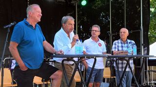 Aus der Tiefe des Raumes: HG-Vorstandsmitglied Michael Zipf (2. v. r.) ließ beim Talk die Handball-Legenden Klaus Braun (v. l.), Karlheinz Urschel und Roland Seidel von früheren Zeiten erzählen.