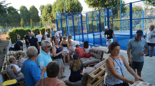 Im Loungebereich des neuen Beachtennis- und Padelplatzes ist allerhand los – kein Wunder, hier kann man es sich schön gemütlich machen.