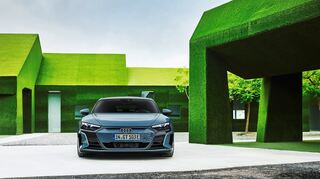 mid München - Erkennungsmerkmal: Das "Gesicht" des Stromers macht den e-tron GT eindeutig zu einem Audi.