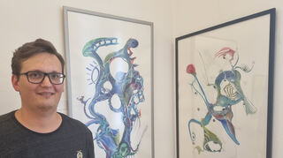 Anton Small ist das jüngste Mitglied im Kunstverein Schwetzingen. Der 39-jährige Softwareentwickler aus Ludwigshafen zeigt spannende Werke – „wie Knete auf Leinwand“ beschreibt er die abstrakten Bilder mit illusionistischen Effekten.