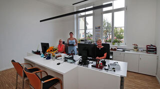Doris Vogel (v. l.), Marie Lützel und Martina Christ im zweiten Raum des Bürgerbüros.