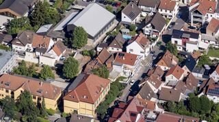 Bei der Erweiterung der Alten Schule (l.) – das markant gelb-ockerfarbene Gebäude sticht auch hier heraus – gefällt den Planern der aktuelle Baufortschritt.