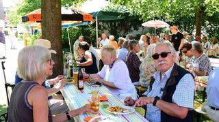 Im Schatten der Bäume lässt es sich bei Schnitzel mit Pommes und einem kühlen Getränk gut aushalten.