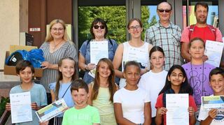 Bürgermeisterin Patricia Rebmann (hinten links) und Stadtradelnkoordinator Benedikt Seelbach (hintere Reihe 2. von rechts) zeichnen die örtlichen Sieger in der Einzel- und Mannschaftswertung der bundesweiten Aktion aus.