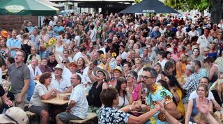 Samstagabend, super Stimmung, Oftersheim rockt: Bei den Songs von „Athi.Rocks“ und „Papi’s Pumpels“ singen und tanzen die Menschen mit. Nach vierjähriger Abstinenz kommt das Ortsmittefest vielen gerade recht.