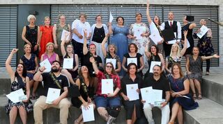 Jubel und Konfetti über die bestandene Abschlussprüfung: Die angehenden Altenpfleger der Louise-Otto-Peters-Schule haben Grund zur Freude.