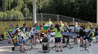 Hochmotiviert: Das Hohner-Akkordeon-Orchester unter der Leitung von Dirigentin Kerstin Reble-Obst (stehend) meldet sich bei seiner Sommerkonzert-Matinee auf der Seebühne unterhaltsam aus der Corona-Zwangspause zurück.