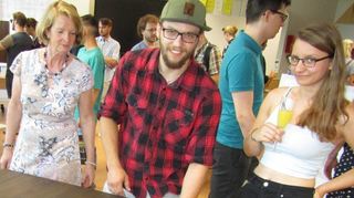 Prüfungsbester Anton Greb zeigt seiner Klassenlehrerin Susanne Walter (l.) und Schwester Carla sein Gesellenstück, einen Schreibtisch aus Räuchereiche mit besonderem Design und speziellen Schließmechanismen.
