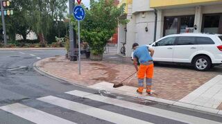 Am Morgen sind Mitarbeiter des Bauhofes dabei, die Straße und den Gehweg von der Blutspur zu befreien.