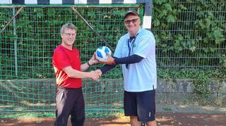 Der Förderverein, repräsentiert von André Stajcar (rechts), übergibt symbolisch die neuen Fußbälle und Tornetze an Sportlehrer Richard Keidel (links).