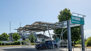 mid Groß-Gerau - So wünschen wir uns in Zukunft die Elektroladesäulen, nicht einfach nur lieblos irgendwo hingeklatscht. Fehlt nur noch ein Getränkeautomat.