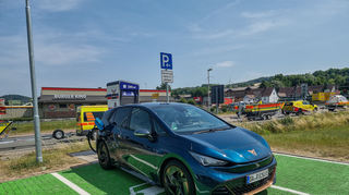 mid Groß-Gerau - Die rechte der zwei Ladeverbindungen an dem 300 kW Lader ist defekt, für die zweite muss mittig oder im 45 Grad Winkel geparkt werden um den Born laden zu können, da ansonsten das Kabel zu kurz ist.