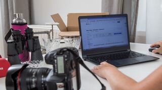 Das Kaufen und Verkaufen von Dingen im Internet ist ein großes Thema.
