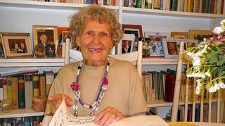 <p>Lore Werner schwelgt in Erinnerungen über das Hotel "Löwe": In ihrem Gästebuch haben sich viele Prominente eingetragen. Heute verfällt das ehemalige Prunkstück immer mehr, nur noch das Schild erinnert an die Glanzzeiten.</p>