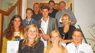 <p>Freude bei den Clubmeistern und Jugendclubmeistern des TCH: Michael Biewald, Sören Neuberger, Kai Susemichel (hintere Reihe, v. l.), David Raijcani, Manuel Bach und Sandra Laukemann (mittlere Reihe, v. l.) sowie Martine Neuberger, Leonie Jane Schröder, Kristin Bellm und Michael Bellm (vordere Reihe, v. l.).</p>