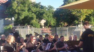 Die Musikfreunde – auf dem Bild spielen sie vor dem Luther die Hymnen von Italien und Deutschland zur Begrüßung der Gäste aus Mezzago, spielen am Sonntag vor dem Riegler-Haus, unter der Dorflinde, auf.