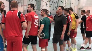 Thorsten Schmid (5. v. r., schwarzes Polo) beim Training mit seiner Mannschaft in der Oftersheimer Karl-Frei-Halle.