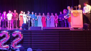 In der Rudolf-Wild-Halle verabschiedet die Friedrich-Ebert-Gemeinschaftsschule ihre Real- und Hauptschüler. Patricia Rebmann überreicht den „Preis der Bürgermeisterin der Stadt“ für herausragende Leistungen in Gemeinschaftskunde.