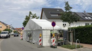 Genehmigung bis Ende August: Die Lagerhalle in der Kurve der Ernst-Barlach-Straße. Die Fahrbahnverengung führt zu schwierigen Sichtverhältnissen.