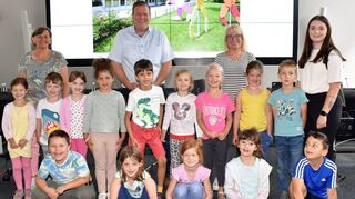 Oberbürgermeister Marcus Zeitler (hinten) begrüßt die Vorschulkinder und ihre Erzieherinnen Irena Stryj (v. l.), Beate Schanz und Shirin Schubert im Rathaus.