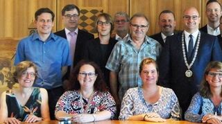 2019 kurz nach der Wahl bilden der neue Gemeinderat und Jens Geiß – zumindest für das Foto – noch eine Einheit.