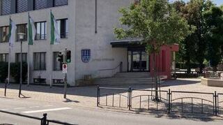 Mit der Ruhe ist es um das Oftersheimer Rathaus vorbei.
