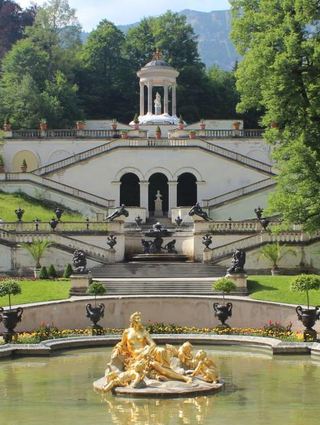 Der Park von Schloss Linderhof – einer der schönsten seiner Epoche.