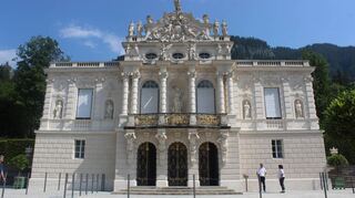 Mischung aus Barock und Rokoko, französischer Stil mit bayerischem Einschlag: Frontfassade von Schloss Linderhof, dem ersten der drei Märchenschlösser von König Ludwig II.