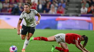 Auf Lena Oberdorfs (l., im Viertelfinale gegen die Österreicherin Sarah Zadrazil) Abräumer-Qualitäten wird es im EM-Finale ankommen.