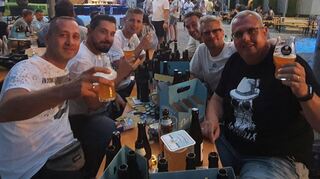 Haben auch nach der Bierprobe im Weldegarten noch Durst: Thomas (v. l.), Christoph, Oliver, Manuel, Kalli und Stephan lassen es bei der Party im Anschluss in geselliger Runde noch weiter krachen.