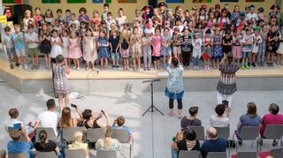Piraten haben die Aula der Schiller-Schule gekapert: Beim Abschluss der Musikwerkstatt der Musikschule ist auf der Bühne eine Menge los.