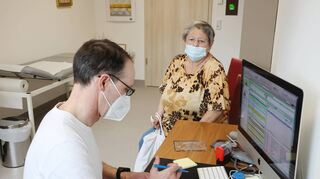 Der Hausarzt im Gespräch mit einer Patientin.