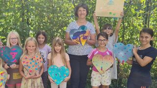 Die Teilnehmer des Projektes „Mal mit Herz“ in der Jugendkunstschule Brühl präsentieren voller stolz ihre bunten Werke.