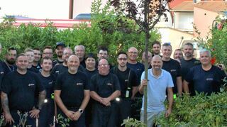 Die Ketscher Feuerwehr pflanzt traditionell einen Baum im Vorgarten des Bürgermeisters. Timo Wangler wählt sich eine Blut-pflaume aus, die von den Floriansjüngern auf den Namen „Elfriede“ getauft wird.
