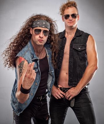 Tobias Alt (l.) und Thomas Winckler stehen in Wacken als „Mit ohne Strom“ auf der Bühne.