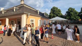 Willkommen in der „Kurfürstenstube by Theodors“! Am Freitagabend kommen etliche Gäste, um die kleine Wiedereröffnung zu feiern. Darüber freuen sich das Team vom „Theodors“ mit Armanda Hajdaraj (vorne v. l.), Ella und Andreas Bante, Silvia Cilloco sowie Hermine Bader mit Ehemann Yannick und Söhnchen Henry.